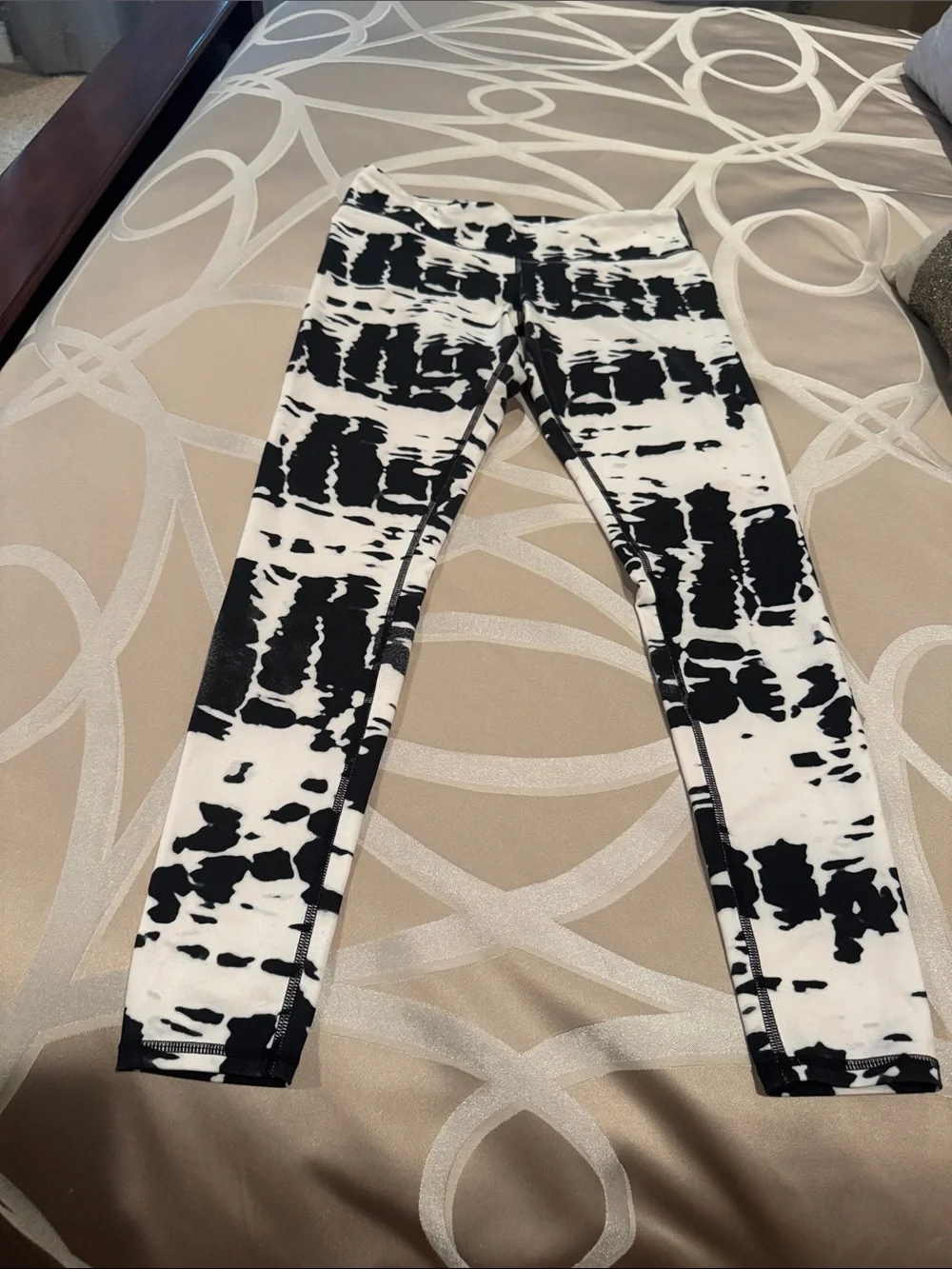 ALO Yoga Black & White Tie-Dye Leggings - Picture 3 of 5